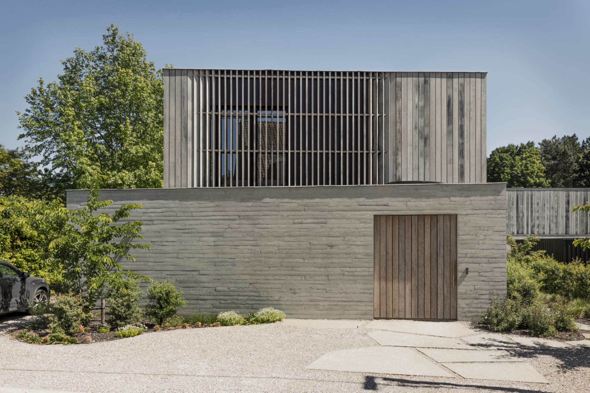 Timber slats and concrete of the OXfield façade