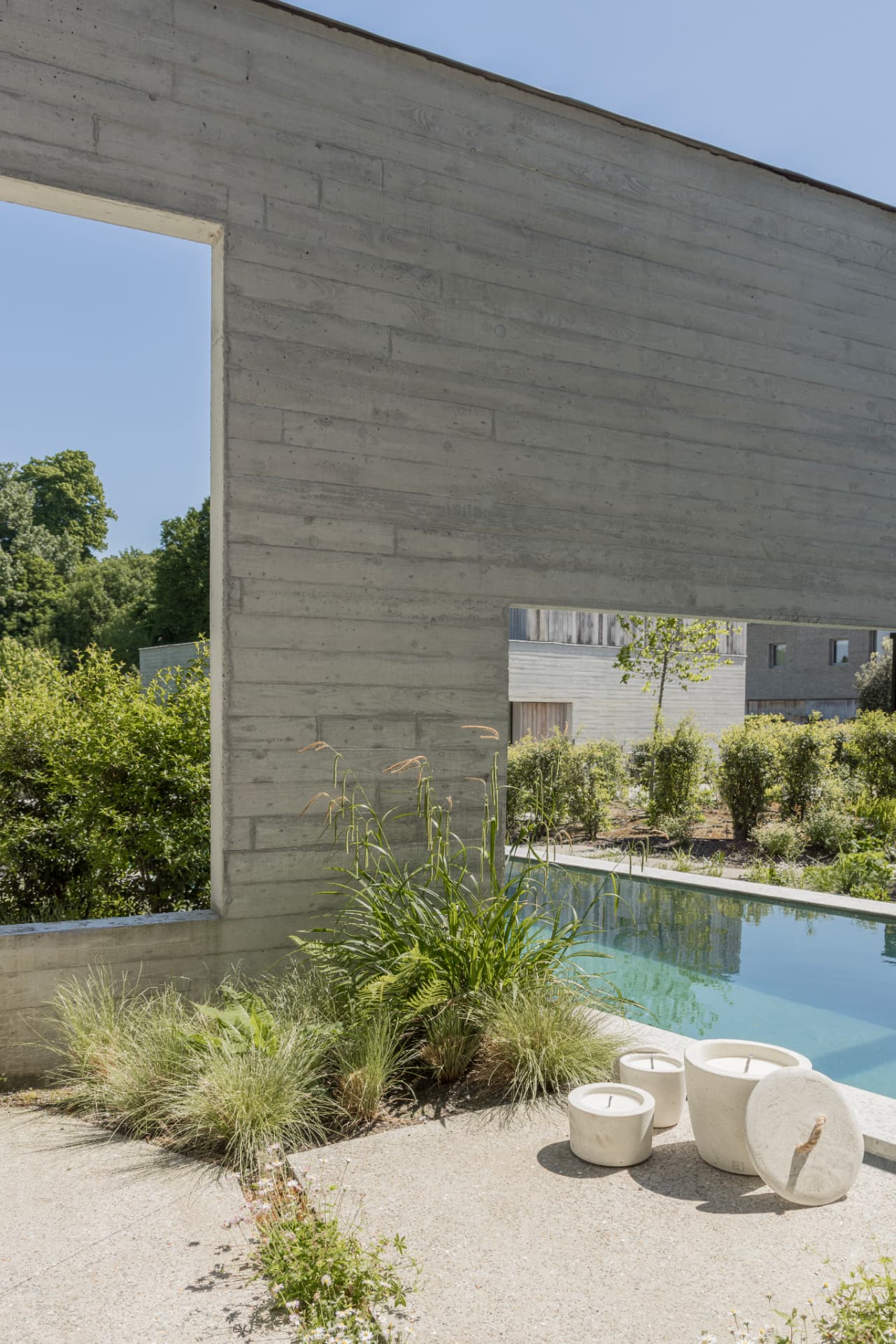 Concrete walls and timber-screened upper volume of the OXfield guesthouse