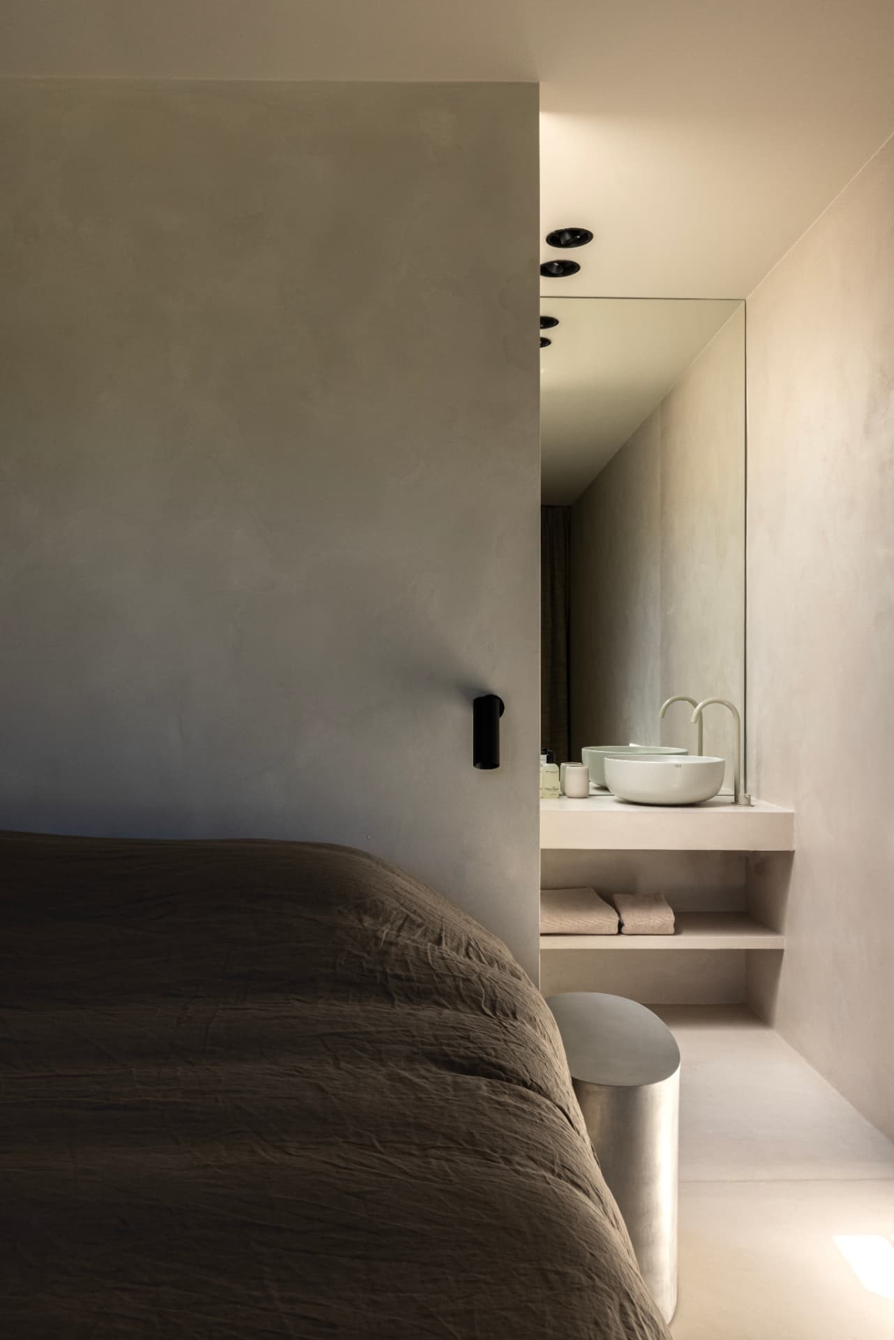 Minimal OXfield bedroom with garden light
