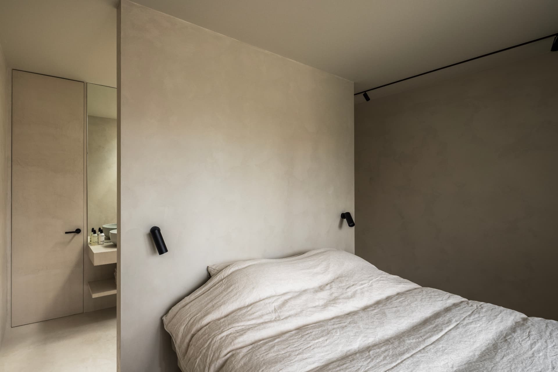 Minimal OXfield bedroom with ensuite vanity